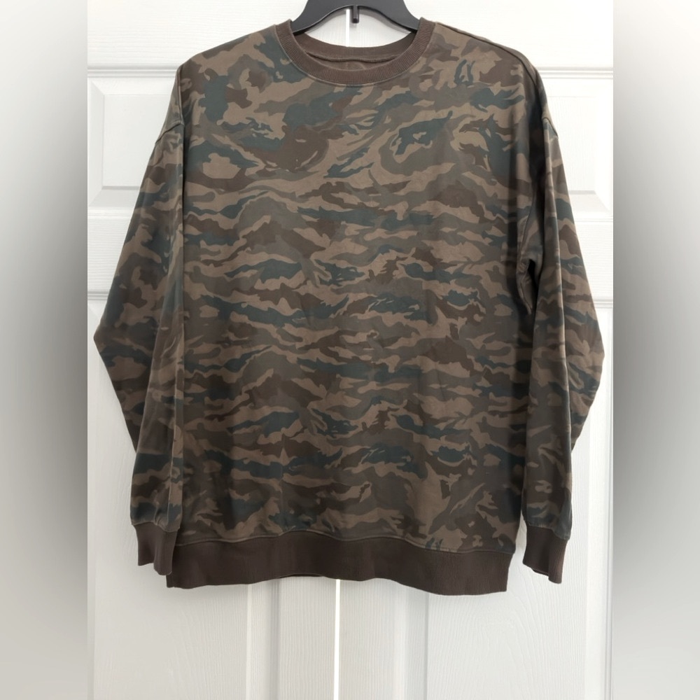 Men’s Camo Sweatshirt Size Medium NWOT